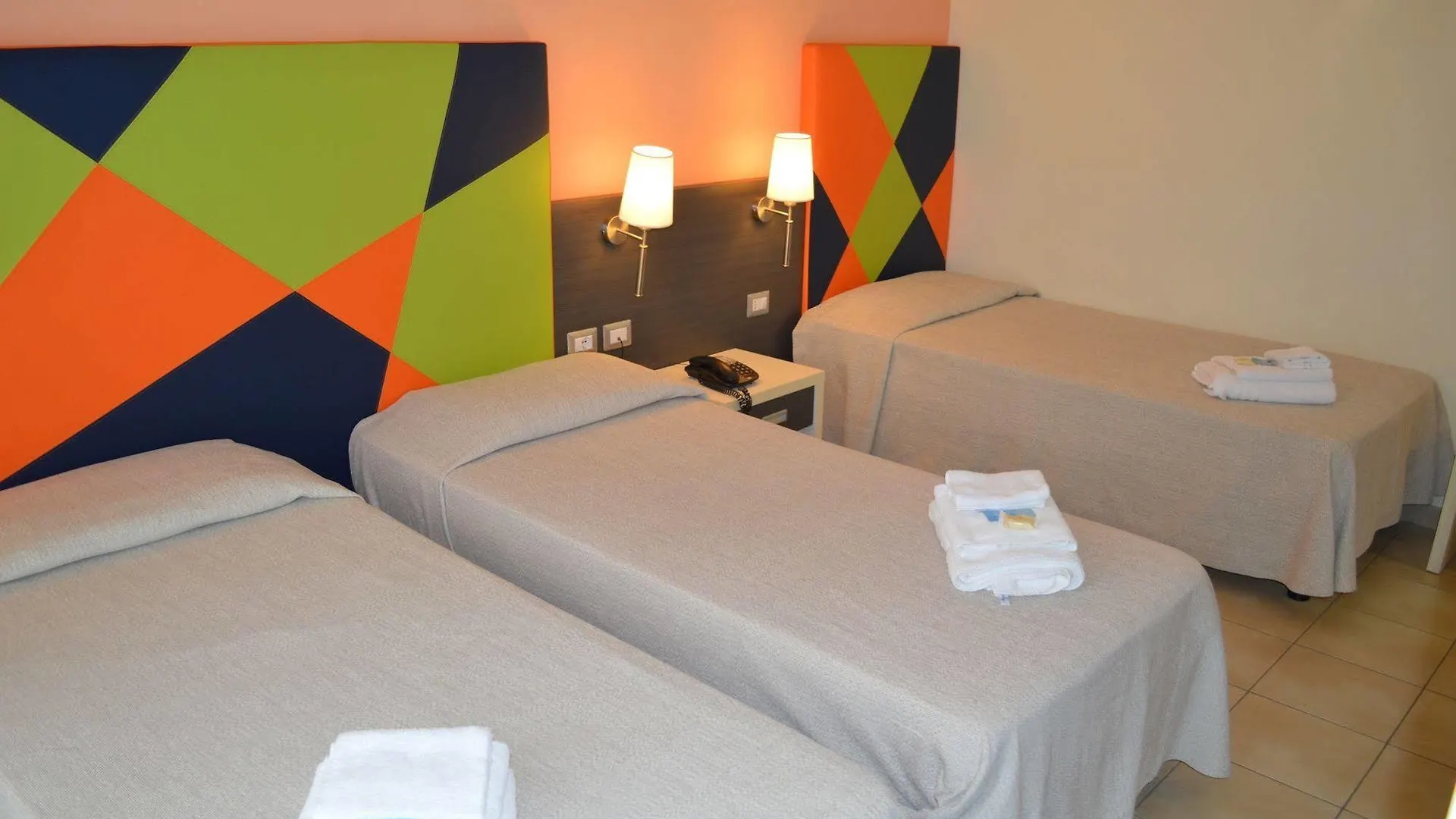 La Lanterna Hotel Rometta Marea 3*,